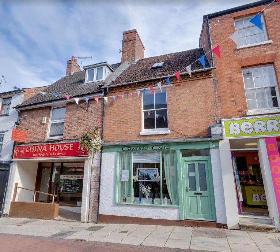 A 2 / 3 bedroom townhouse just off of the high street in Daventry. The property has just been renovated including new carpets and a full redecoration. The house benefits from off road parking, gas central heating and a modern kitchen. Available NOW.<br/><